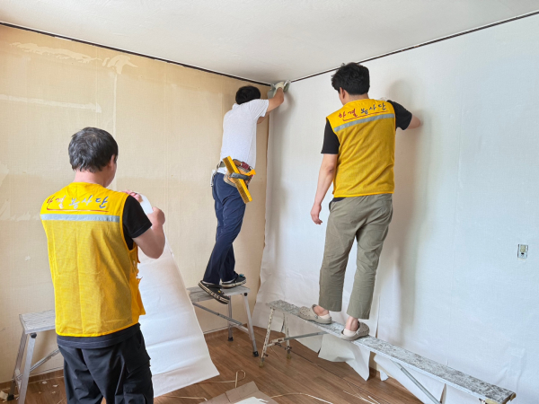 저소득층 가정 학생들의 학습 환경을 개선하는 공부방 지원사업 추진 모습