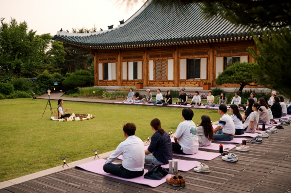 청와대 관저에서 싱잉볼 프로그램을 체험하고 있는 참여자들