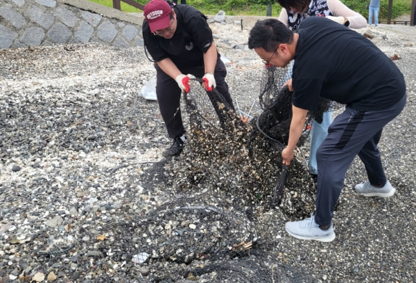 충남도 공보관실 직원들이 농어촌 일손돕기에 구슬땀을 흘리고 있다.