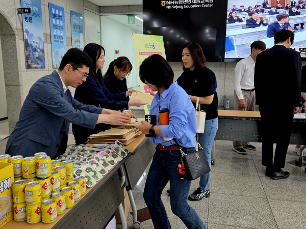충남세종농협이 교육 참여자들에게 떡과 식혜를 나눠주고 있다.