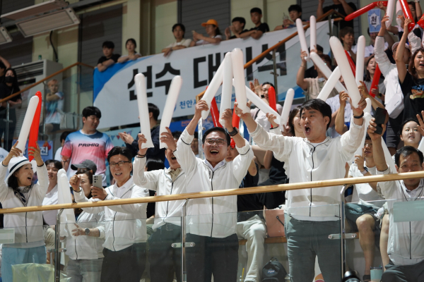 14일 김석필 천안시장 권한대행 부시장이 시민들과 함께 천안시실내배드민턴장에서 열린 2025 제77회 충청남도민체육대회 배드민턴 경기를 응원하고 있다.