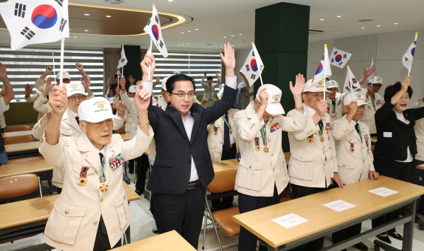 박희조 동구청장이 6.25참전유공자 위로연 및 안보결의대회에서 만세삼창 모습