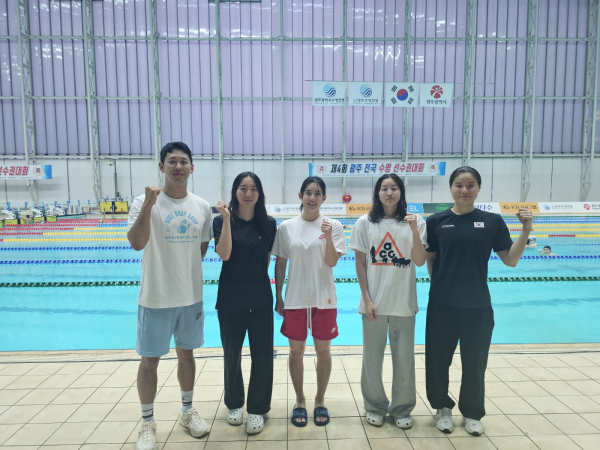 좌측부터 조재현(수영감독), 김진하, 이희은, 김예은, 허연경 선수