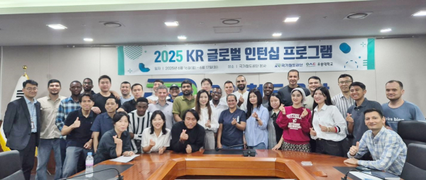 국가철도공단 관계자와 13개국 우송대학교 글로벌 철도연수생이 16일(월) 대전 본사에서 글로벌 인턴십 프로그램 기념촬영