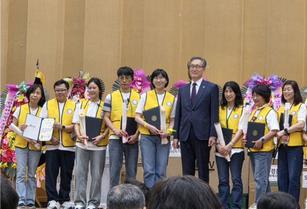 (사진 왼쪽 세 번째) 김태형 시설장(대전광역시장 표창)