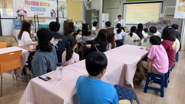 지난 14일 서산시의 한 농장에서 진행된 품앗이 모임 모습.