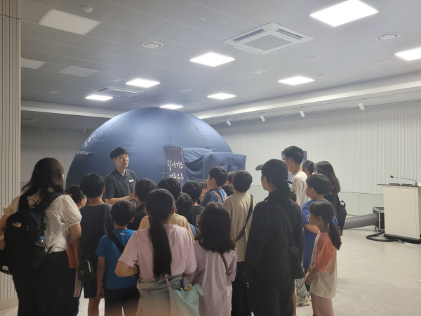 학교 밖 청소년 대상 천문우주교육 진행 모습