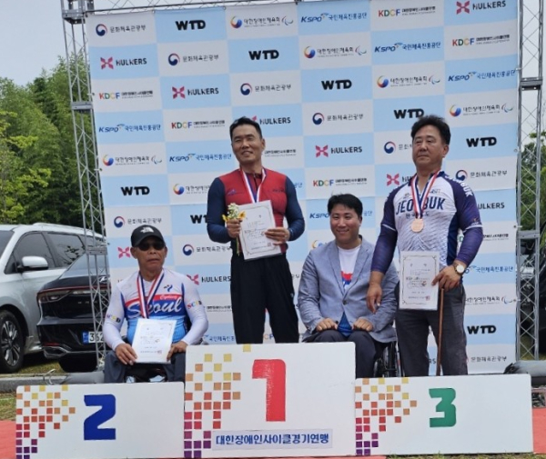 신의현 선수, 전국장애인사이클대회 금메달 수상 시상식 모습