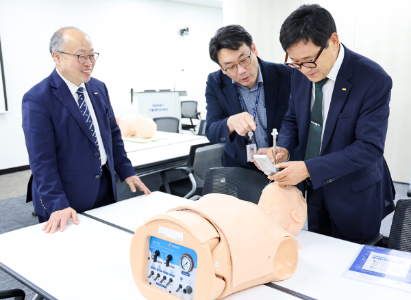 순천향대 송병국 총장(오른쪽)이 분당서울대병원 헬스케어혁신파크 SMART 시뮬레이션센터에서 최첨단 의료기기 실습을 체험하고 있다.
