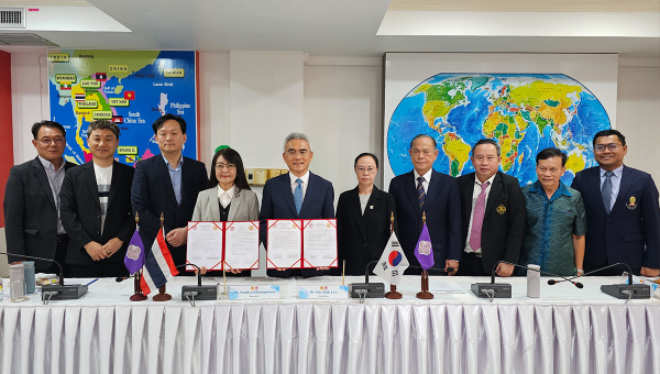 태국 스리타마랏숙사학교에서 열린 교육협력 업무협약식에서 양 학교 관계자들이 기념촬영
