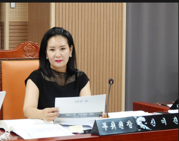 신미진 의원이 제259회 제1차 정례회 중 행정사무감사를 진행하고 있다.