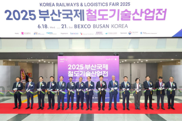 18일, 부산 벡스코에서 개최된 ‘2025 부산국제철도기술산업전’ 개막식 행사에 참석해 기념촬영을 하고 있다.
