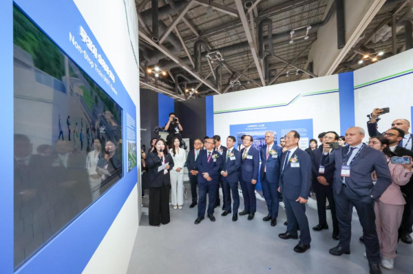 이성해 국가철도공단 이사장(앞쪽 오른쪽 두 번째)이 부산 벡스코에서 개최된 ‘2025 부산국제철도기술산업전’에 참석해 공단 부스를 관람하고 있다.