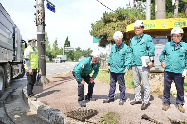 김 권한대행의 신방 지하차도 진출입로 빗물받이 준설현장 점검