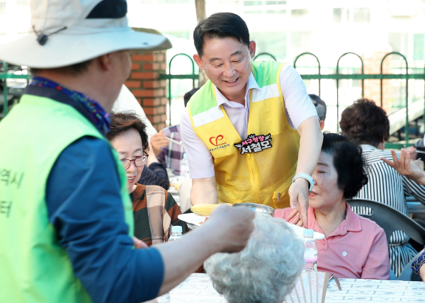 지난 18일 가수원동 계룡아파트에서 진행된 사랑의 밥차 봉사활동 현장