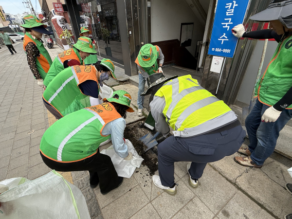 서령상가, 번화로 일원 등에서 19일 진행된 민관 합동 빗물받이 정비 모습