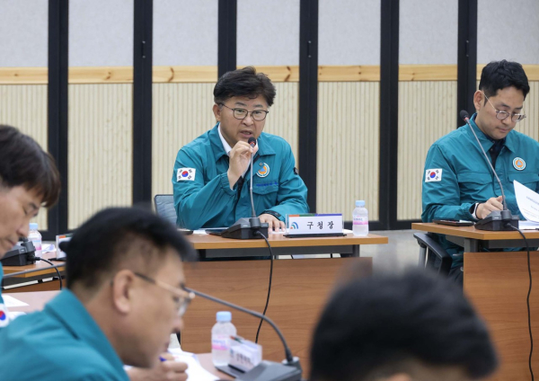 최충규 대덕구청장이 19일 구청 대회의실에서 6월 20~21일 집중호우 대비 상황판단회의를 주재하고 있다