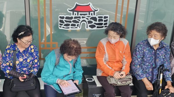 한 어르신이 해미 버스 승강장에서 키오스크를 활용해 행복버스를 호출하는 모습