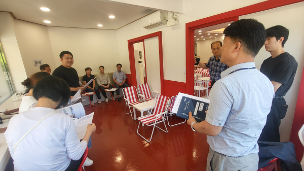 전남 여수시의회 관계자들이 찰리와고추빵공장 가게에서 설명을 듣는 모습