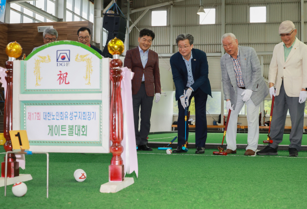 20일 개최된 ‘제17회 유성구지회장기 노인 게이트볼 대회’에서 정용래 유성구청장이 시타를 하고 있다.