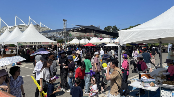 팔봉면 어울림마당 일원에서 진행된 제24회 팔봉산 감자축제 진행 현장 모습
