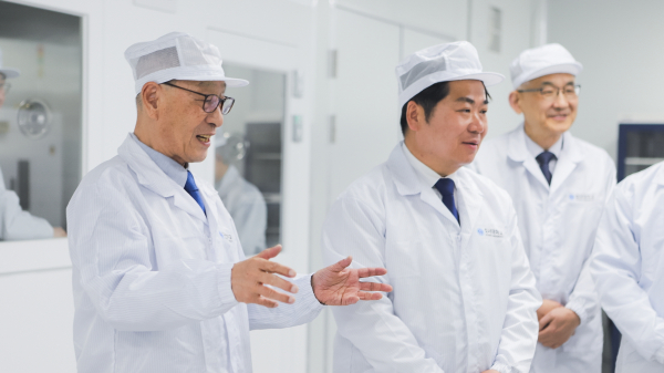 강일구 호서대 총장이 반도체 패키징 공정을 설명하고 있다