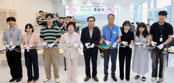 지난 20일, 구청사 12층에 새롭게 조성한 휴게공간 ‘하늘 쉼’의 준공식 개최 모습