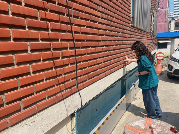 지난 17일 서산시 주택과 직원이 장마철을 대비해 관내 반지하주택을 점검하는 모습