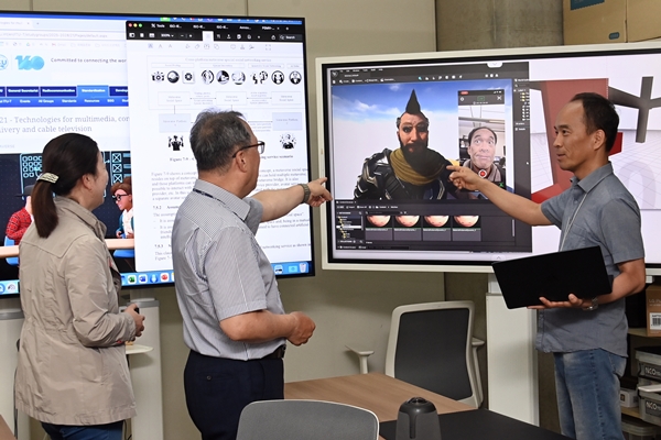 ETRI 연구진이 실시간 표정 추적 기반의 아바타 구동 기술을 시연하며 메타버스 표준화 기술의 적용 가능성을 설명하는 모습