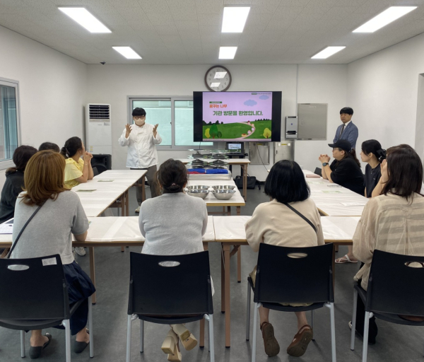 직접 제과제빵 과정을 체험하며 장애 학생 직업교육 참여