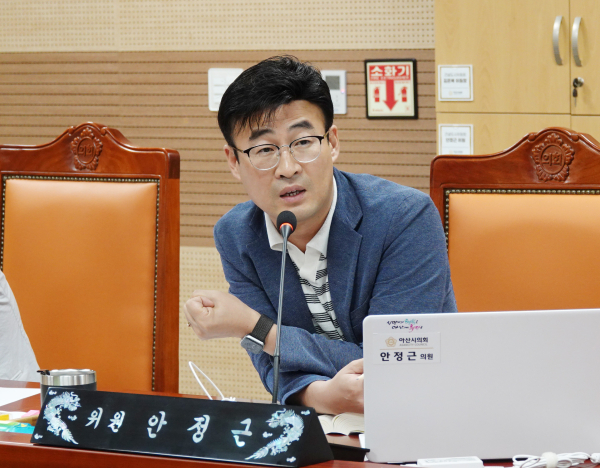 안정근 의원이 제259회 제1차 정례회 행감에서 집행부에 문제점을 지적하고 있다.
