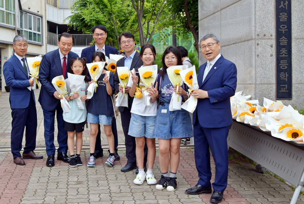 서울 우솔초 ‘생명존중 꽃 생활화 캠페인’ 현장 모습
