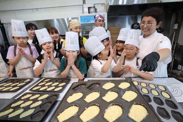 정동문화사에서 어린이들이 직접 만든 마들렌을 포장하고 있다