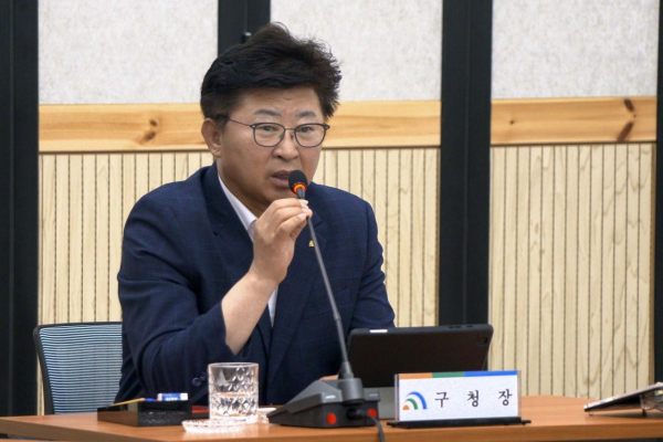 최충규 대덕구청장이 24일 구청 대회의실에서 열린 민선8기 3년 성과보고회에서 공직자들에게 당부의 말을 전하고 있다.