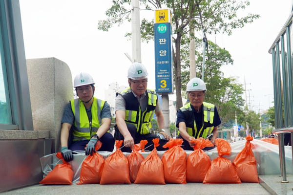 24일, 월평ㆍ중앙로ㆍ판암역 및 판암차량기지 등 도시철도 시설물 장마철 대비 특별 현장점검을 실시했다.(사진 중앙 박필우 기술이사)