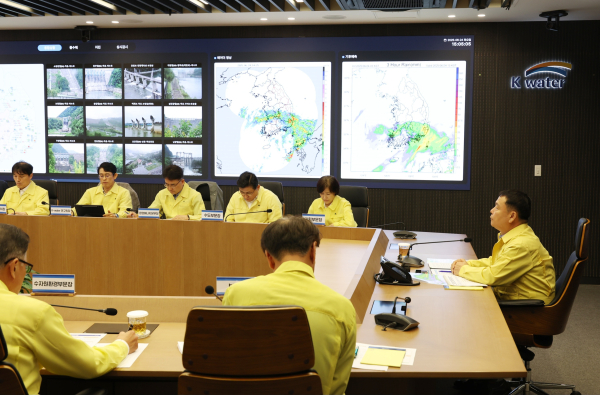 윤석대 한국수자원공사 사장(사진 오른쪽)이 24일 대전 본사 재난안전상황실에서 열린 ‘전사 재난대책 점검회의’를 주재하고 있다.