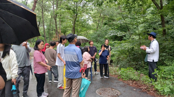 지난 24일 국립기억의숲에서 보령시 발달장애인 대상 산림 치유프로그램을 운영하고 있다.