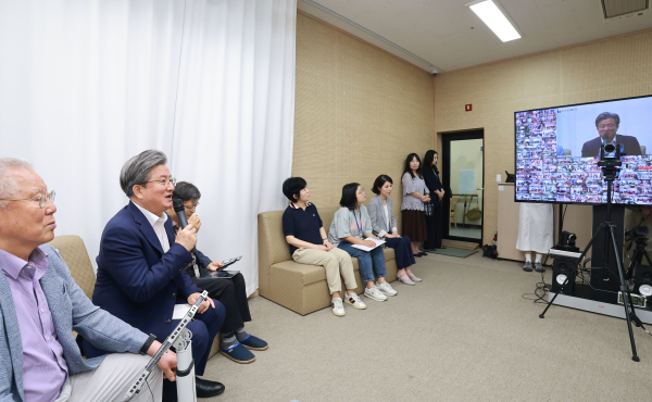 ‘2025년 스마트경로당 실시간 온라인 퀴즈대회' 개최 모습