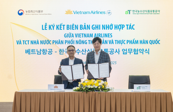 aT 아세안지역본부-베트남항공 업무협약식  * 김경철 aT 아세안지역본부장(우측), 베트남항공 레 밍 뚜언(Le Minh Tuan) 승객서비스부 차장(좌측)