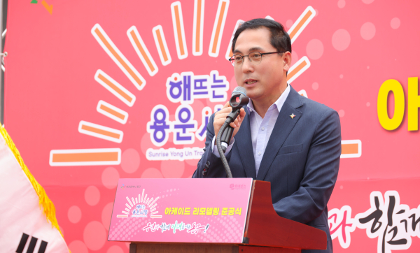 용운시장 아케이드 리모델링 준공식에서 축사하는 박희조 동구청장 모습