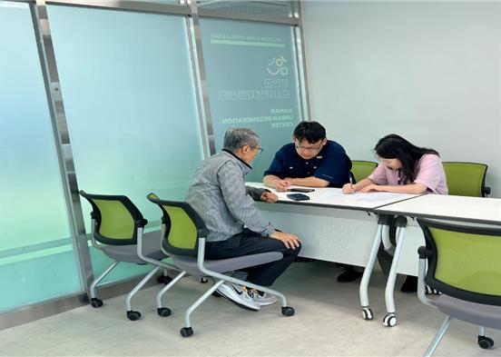 26일, 영남본부 관계자들이 경남 함안군 다옴나눔센터에서 ‘찾아가는 국유재산 상담 창구’를 운영하고 있다.