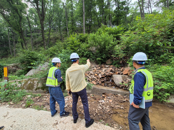 26일 송준호(가운데) 산림복지국장이 국립진안고원산림치유원을 방문하여 여름철 집중호우 등 자연재난에 대비한 시설 안전관리 실태 확인과 시범운영 준비상황을 종합적으로 점검하고 있다.