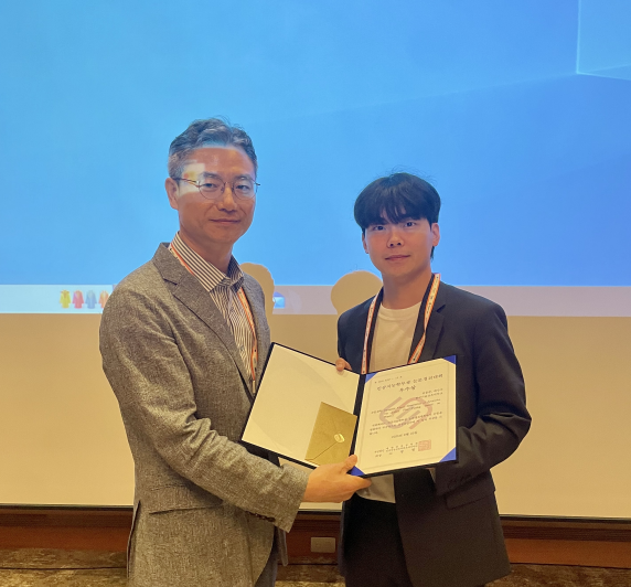 전기전자통신공학부 김동준 학생 ‘2025 인공지능 학부생 논문경진대회’에서 우수상 수상 모습