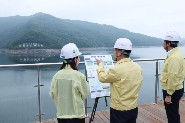 윤석대 한국수자원공사 사장(사진 가운데)이 27일 소양강댐 정상부에서 장마 종료 후 이어지는 폭염과 녹조 발생에 대비, 대응 현황 등을 살펴보고 있다.