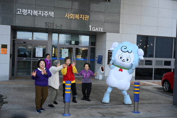 청양군 고령자복지주택과 거주 어르신들의 모습