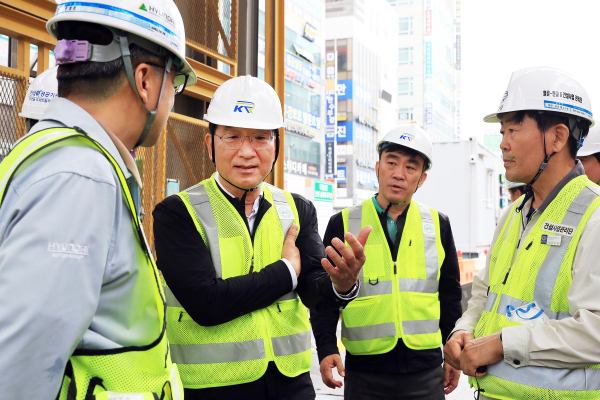 &nbsp;16일(금) 월곶~판교 복선전철 6공구 터널 건설현장을 점검하고 있는 이성해 국가철도공단 이사장(왼쪽 두번째)<br>