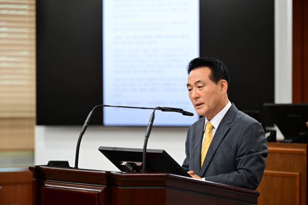 시정질문 답변에 나선 백성현 논산시장