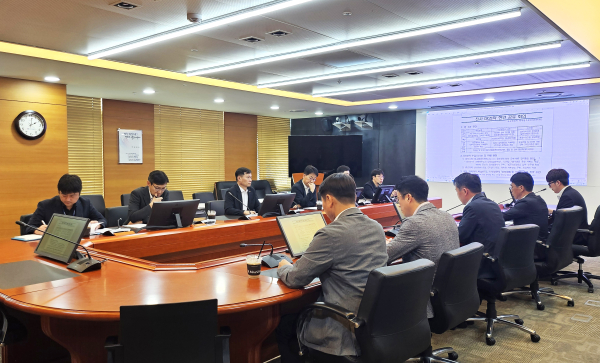 2일 충남 태안 본사에서 이정복 서부발전 사장(뒷줄 왼쪽 세 번째) 주재로 ‘디지털 변환(DX) 전략 수립을 위한 전략회의’를 개최했다.