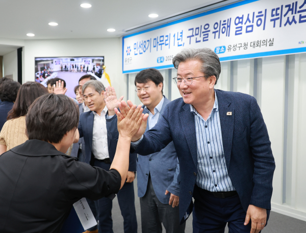 2일, 확대간부회의를 마무리하며 정용래 유성구청장이 간부들과 하이파이브를 하고 있다.