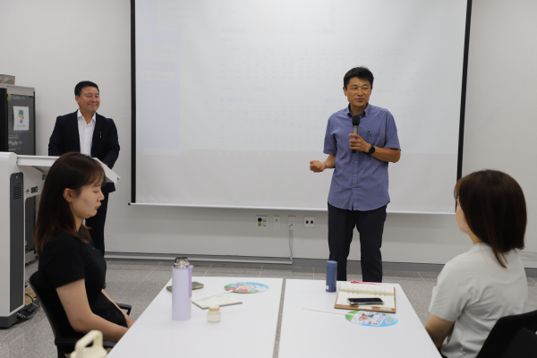 박석희(우측) 국립춘천숲체원장이 2일 춘천숲체원 프로그램실에서 특강을 진행할          김경립(좌측) 춘천기상대장을 소개하고 있다.